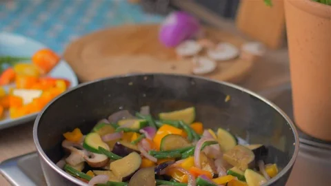 Frying vegetables and chicken white meat. Vídeos de archivo 77490989
