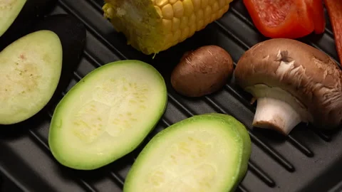 Frying vegetables on the grill pan. Bbq at home 4 k video. Cooking dinner Vidéo 164234660