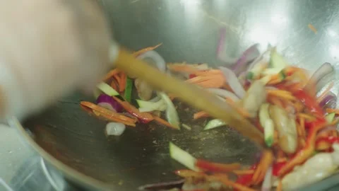 Frying vegetables in a hot iron deep frying pan. Asian cuisine. Wok frying. Vídeos de archivo 331865385