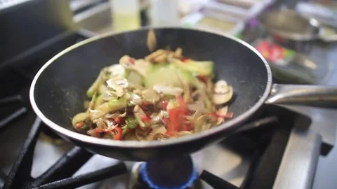 Frying vegetables in the pan Vidéo 83687585
