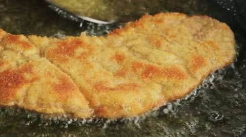 Frying Wiener Schnitzel in a pan Vídeos de archivo 24663276