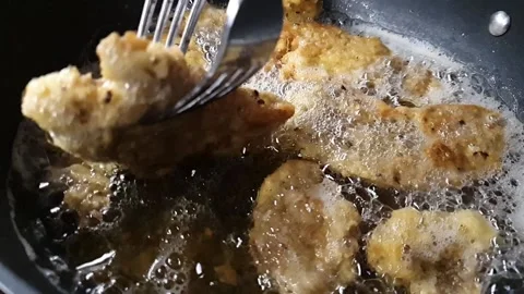 Frying a wiener schnitzels in pan. 動画素材 144261648