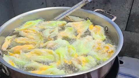 Frying zucchini blossoms Video stock 202147455