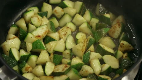 Frying Zucchini in Pan Close Up Vídeos de archivo 332860596