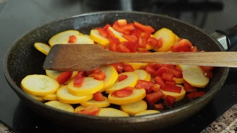 Frying zucchini with paprika in a pan. 库存影片 116813592