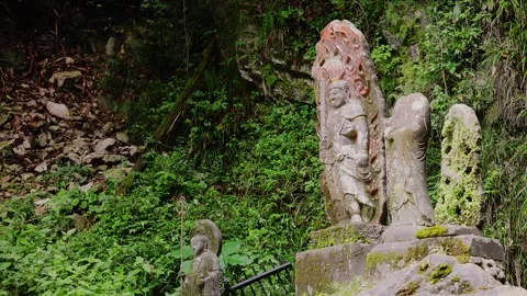Fudo Myoo stone statue standing solemnly by Kiyomizu Waterfall, Saga Vídeos de archivo 336122422