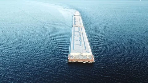 Fuel barge overtop 库存影片 88672761