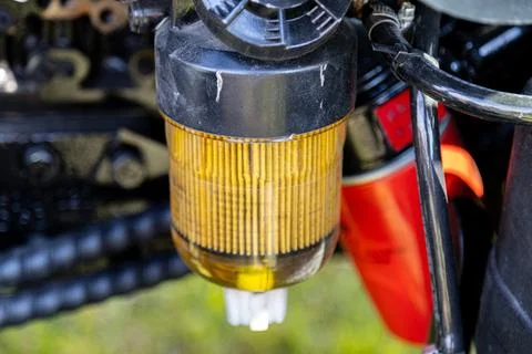 Fuel filter with water separator and transparent housing on engine assembly Fotos Stock
