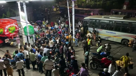 Fuel Queue At Gas Station - Dhaka - Bangladesh Stockbeeldmateriaal 345939293
