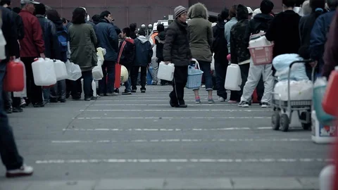 Fukushima, Japan - 03/11/2011 : large queue of civil who wait for the distributi Video stock 125922369
