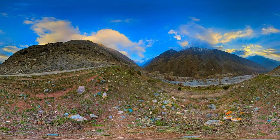 Full 360 panorama of dramatic mountain range over a peaceful valley in Stock Photos
