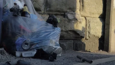 Full and overflowing garbage bag close up panning shot Vidéo 132689991