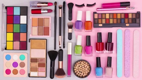 Full background with make up products moving. Stop motion Vidéo 145112098