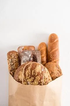 A full bag of freshly baked bread in a bakery on a white background. Concep.. Foto stock