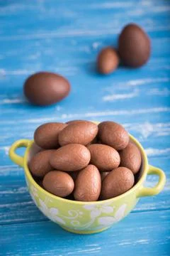 Full bowl of Easter chocolate eggs Stock Photos