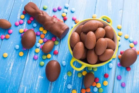 Full bowl of Easter chocolate eggs Stock-Fotos