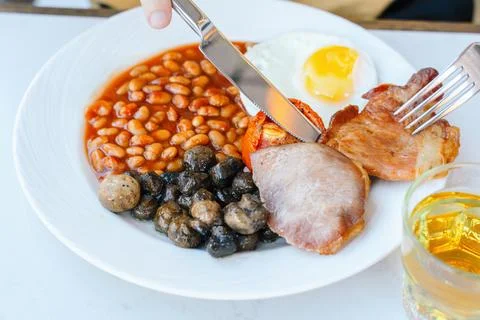 Full Breakfast Plate With Egg Beans Bacon Mushrooms Foto stock