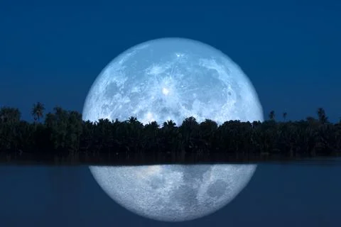 Full cold moon back on mountain and reflection on river in the night sky Stockfoto's