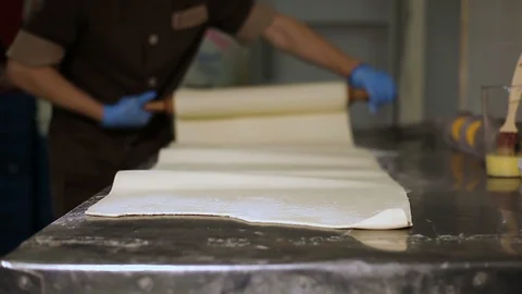 The full cooking process puffs stuffed in a Greek bakery. Acceleration 库存影片 106474721