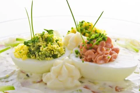 Full eggs with vegetable salad Foto stock