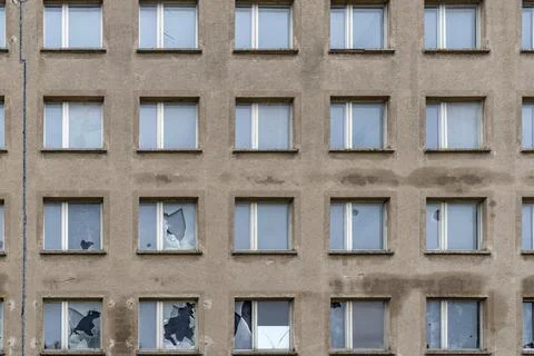 Full frame of array of windows with broken glass in old building facade Stockfoto's