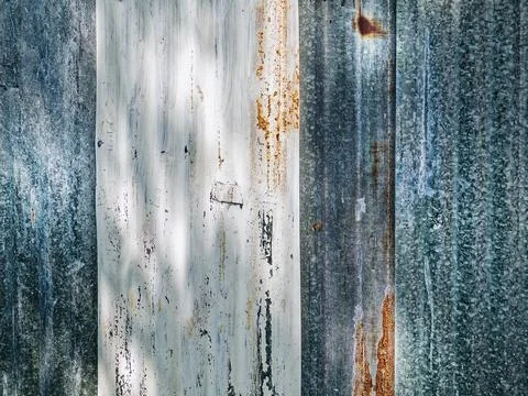 Full Frame Background of Blue and White Corrugated Zinc Plates Wall Foto stock
