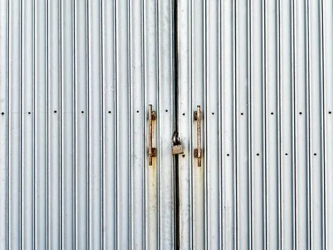 Full Frame Background of Locked Rusty Corrugated Metal Door Foto stock
