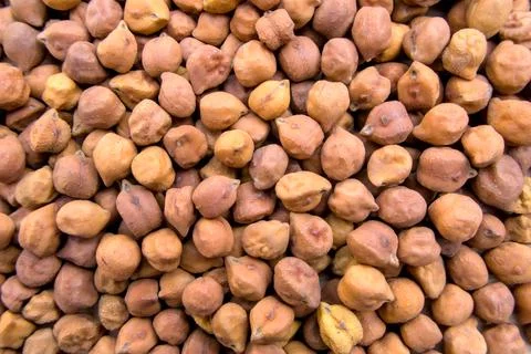 Full-Frame Close-Up of Black or Brown Chickpeas with Textured Details Stock-Fotos