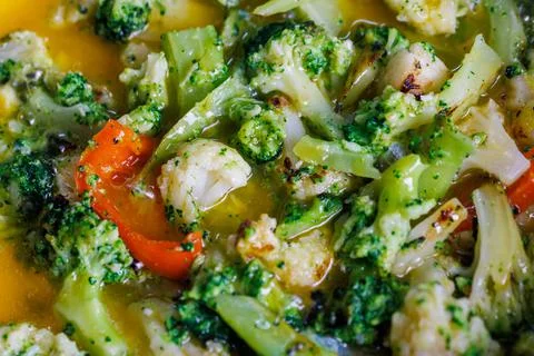 Full frame close-up view of frying vegetables with egg yolks Foto stock