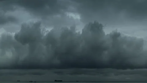 Full Frame Locked Shot of Dramatic Storm Clouds Floating Sideways to the Horizon Vidéo 138237389