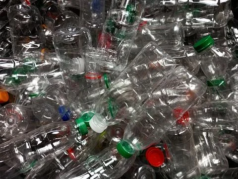 Full frame of new, empty transparent plastic bottles. Fotos de archivo