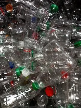 Full frame of new, empty transparent plastic bottles Fotos de archivo