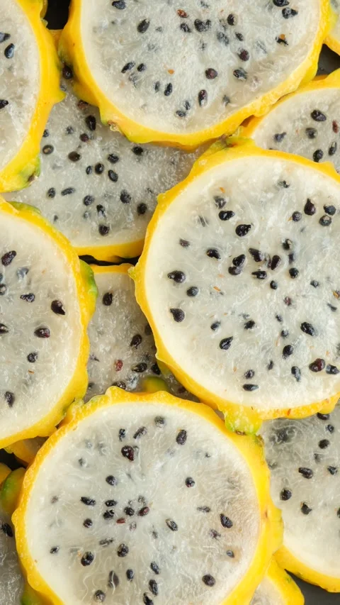 Full frame pattern of fresh sliced yellow pitahaya. Stockbeeldmateriaal 337701728
