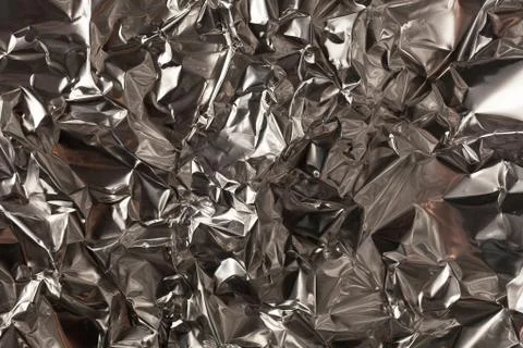 Full frame take of a sheeT of crumpled silver aluminum foil Stockfoto's
