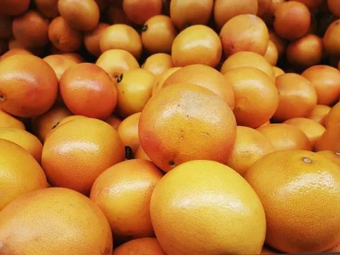 Full frame view of orange grapefruits stacked together on display shelves Stock-Fotos