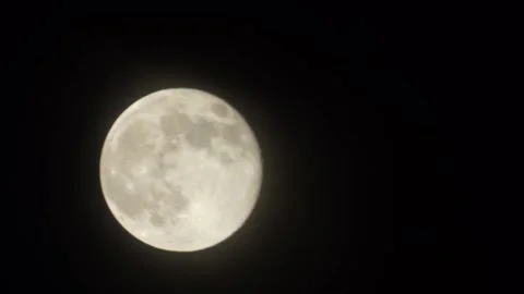 Full glowing Moon moving through clouds at night Stock-Footage 145276802