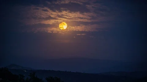 Full Harvest Super Moon Rises During Partial Eclipse Vídeo Stock 285187144