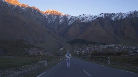 Full image of a young athlete running outdoors on an open road in the Vidéo 190736323