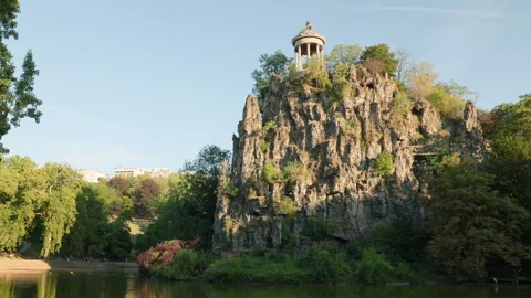 Full Island View of Temple de la Sibylle on Rocky Cliff with Lake at Parc des Bu 库存影片 338383382