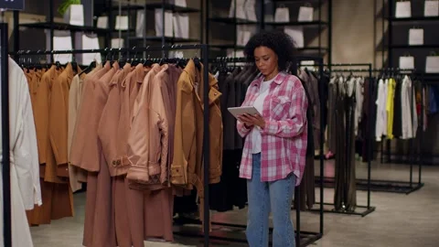 Full length dark-skinned young woman consultant writing notes on a tablet Stock Footage 262292197