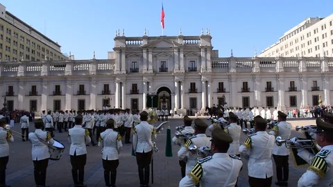 Full Look at the Changing of the Guard at La Moneda Palace in Santiago, Chile Vídeos de archivo 127676707