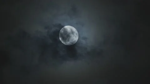 Full moon against cloudy night sky Stockbeeldmateriaal 140972082
