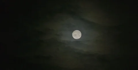 Full moon and clouds creepy horror movie no CG halloween 6K RED camera Vidéo 112593731