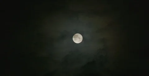 Full moon and clouds creepy horror movie no CG halloween 6K RED camera Stock-Footage 112594173