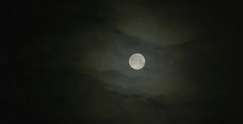 Full moon and clouds creepy horror movie no CG halloween 6K RED camera Vidéo 112598590