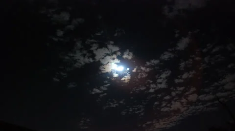 Full Moon and Clouds Stockbeeldmateriaal 28926094