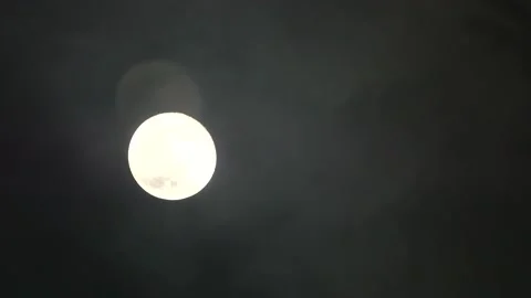 Full moon and clouds Video stock 133560997