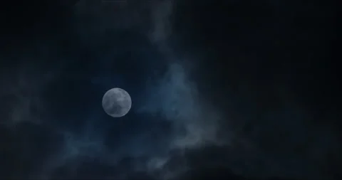 Full moon and clouds timelapse Видео 102598694
