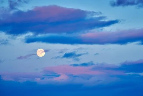 Full Moon and Pink Clouds at Dusk Foto stock
