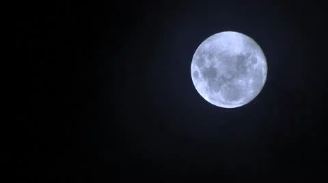 Full Moon beautiful at night with light clouds passing Video stock 9827768